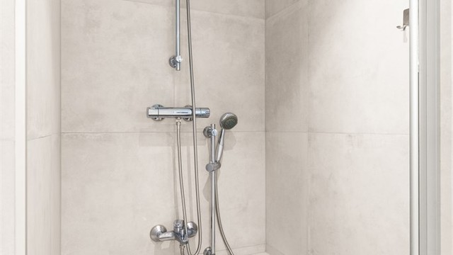 Dusjnisjen har en praktisk, innebygget benk.