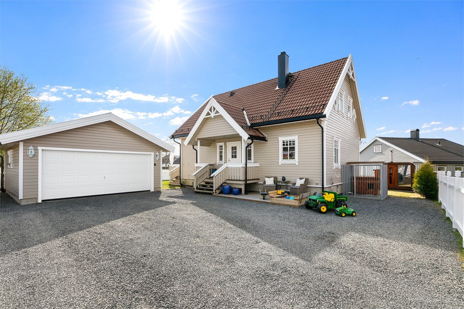 Stor dobbel garasje og romslig gårdsplass