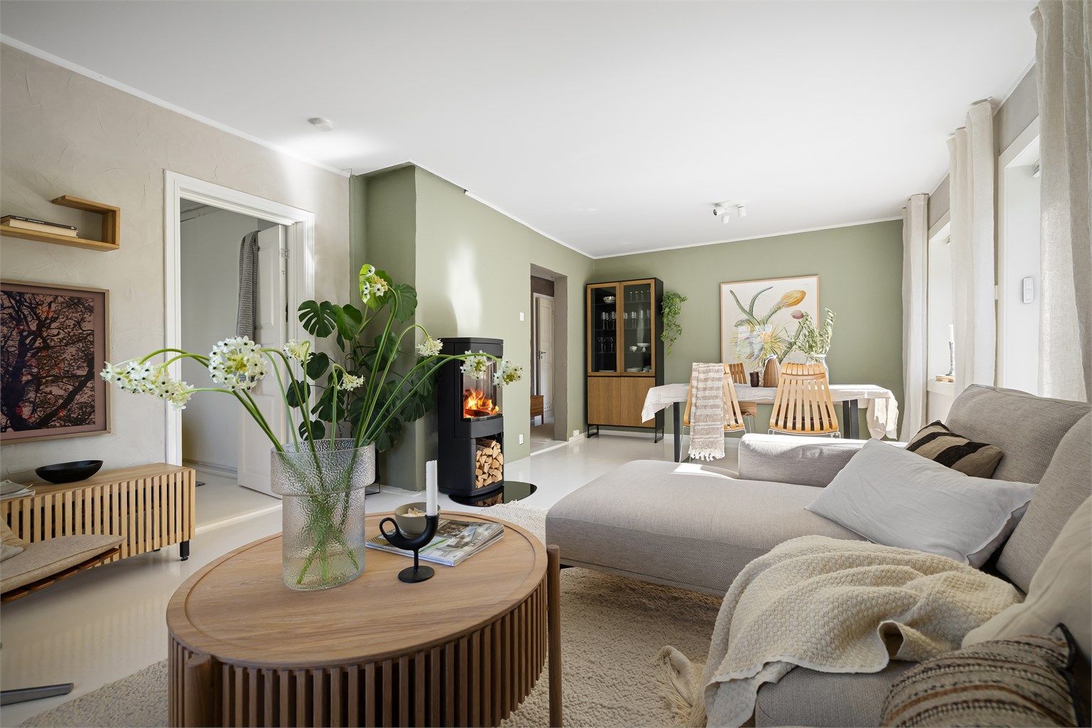 Fra Selvbyggerveien 16 kan du ta på joggesko, langrennsski eller kaste alpint-skiene på skulderen og gå bare noen hundre meter til markagrensen og Oslo skisenter