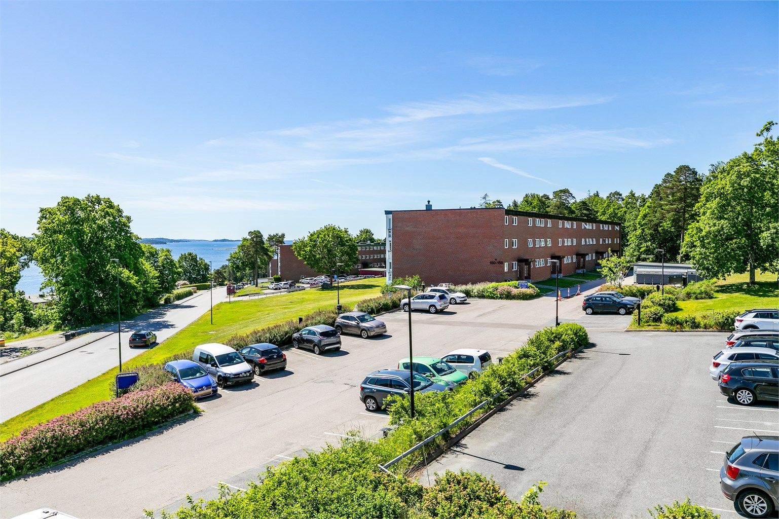 Borettslaget har felles parkeringsområde med biloppstillingsmulighet og ladepunkter for beboerne.