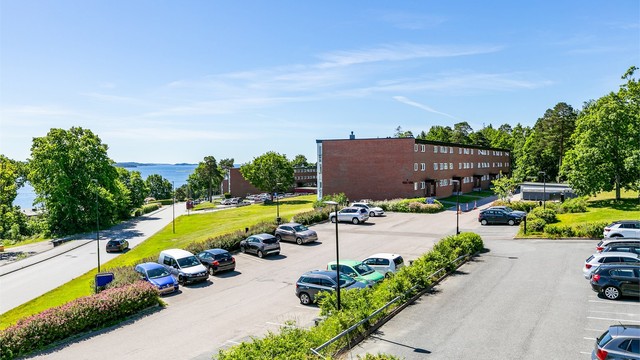 Borettslaget har felles parkeringsområde med biloppstillingsmulighet og ladepunkter for beboerne.
