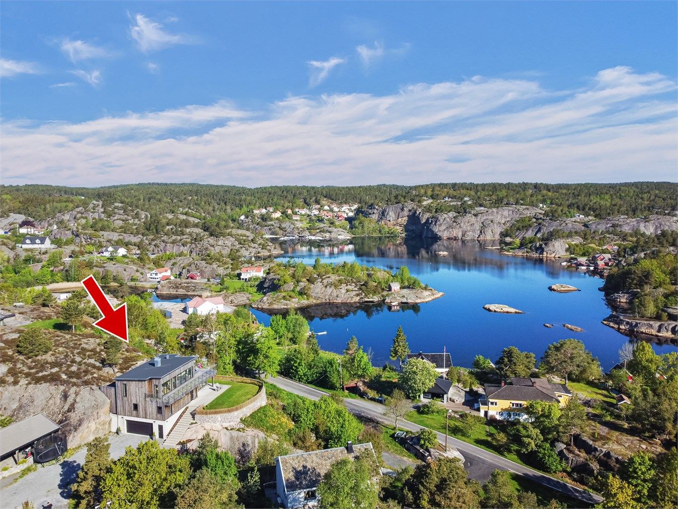 I nærområdet finner du Gjeving Marina og flere anerkjente spisesteder og aktivitetsmuligheter, som kun ligger en kort spasertur/båttur unna eiendommen.