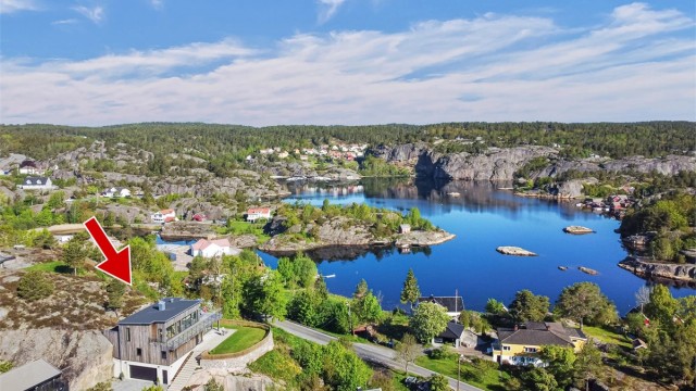 I nærområdet finner du Gjeving Marina og flere anerkjente spisesteder og aktivitetsmuligheter, som kun ligger en kort spasertur/båttur unna eiendommen.