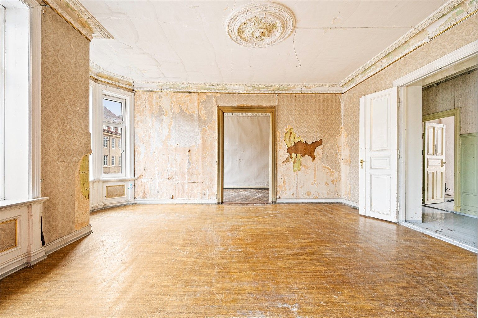 Leiligheten er et stort oppussingsobjekt med et betydelig potensial og klassiske detaljer.