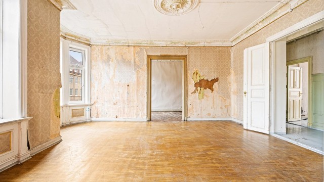 Leiligheten er et stort oppussingsobjekt med et betydelig potensial og klassiske detaljer.