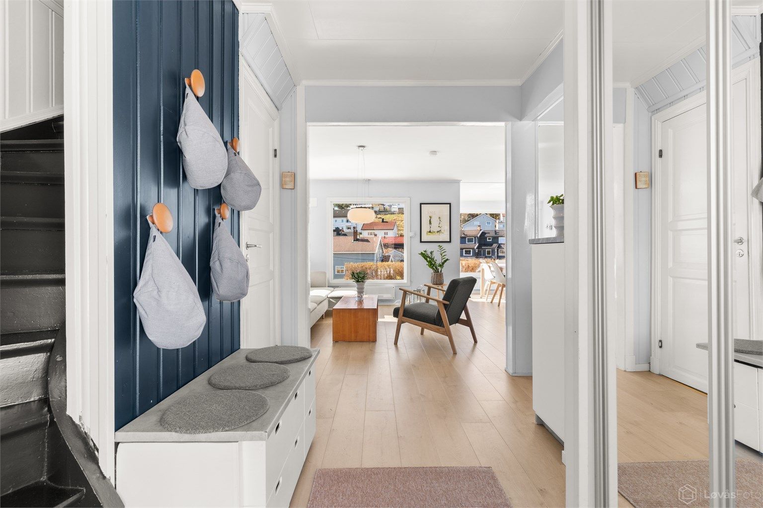 Fra entréen åpner boligen seg opp mot stuen, hvor en utvidet åpning skaper en god romfølelse og flyt.