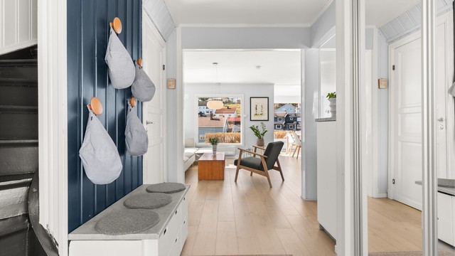 Fra entréen åpner boligen seg opp mot stuen, hvor en utvidet åpning skaper en god romfølelse og flyt.