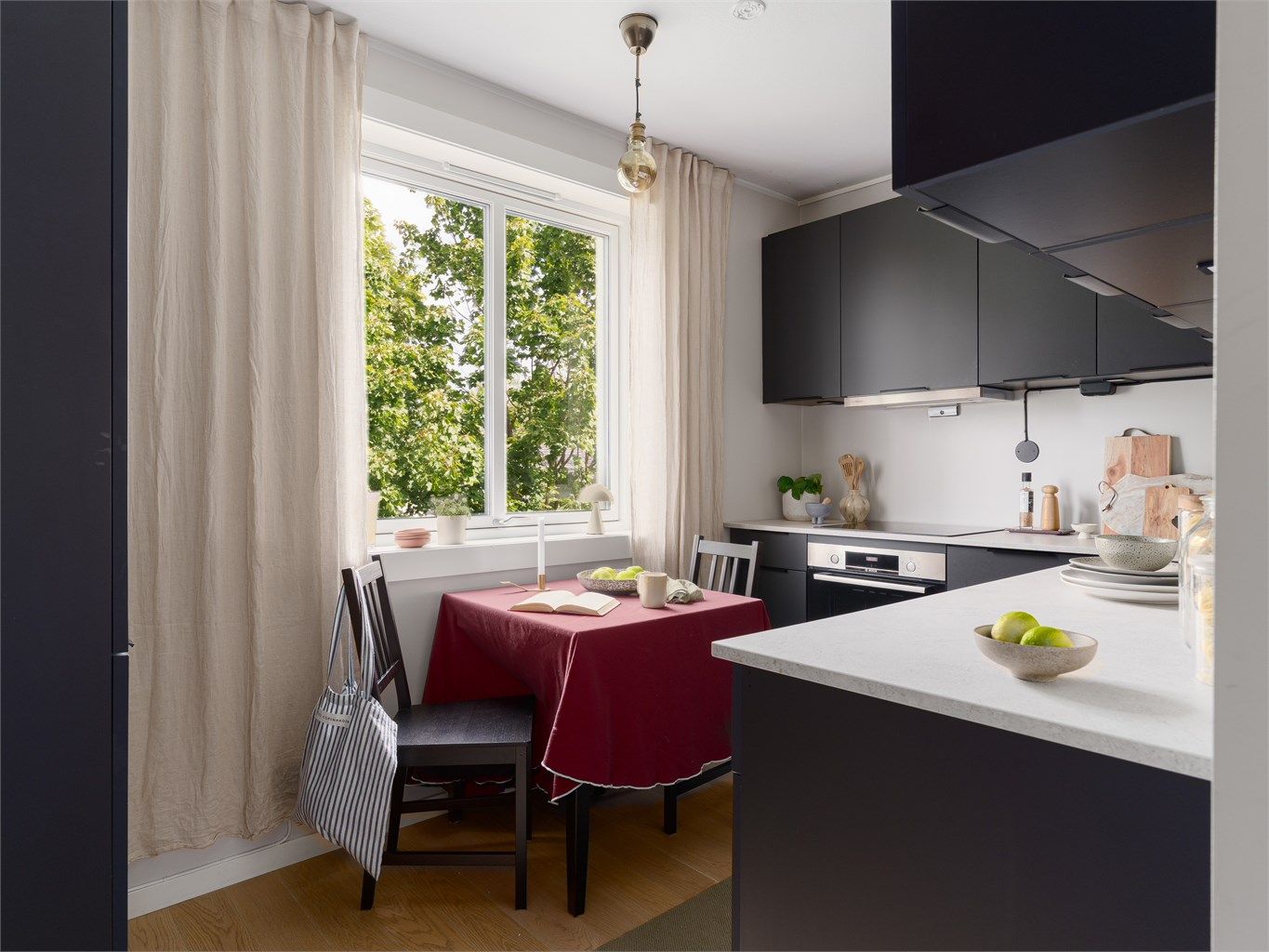 På det separate kjøkkenet er det god plass til en hyggelig spiseplass ved vinduet. -Perfekt til frokosten!