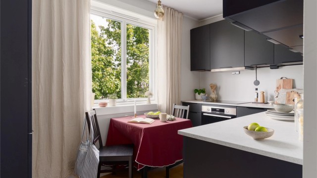 På det separate kjøkkenet er det god plass til en hyggelig spiseplass ved vinduet. -Perfekt til frokosten!