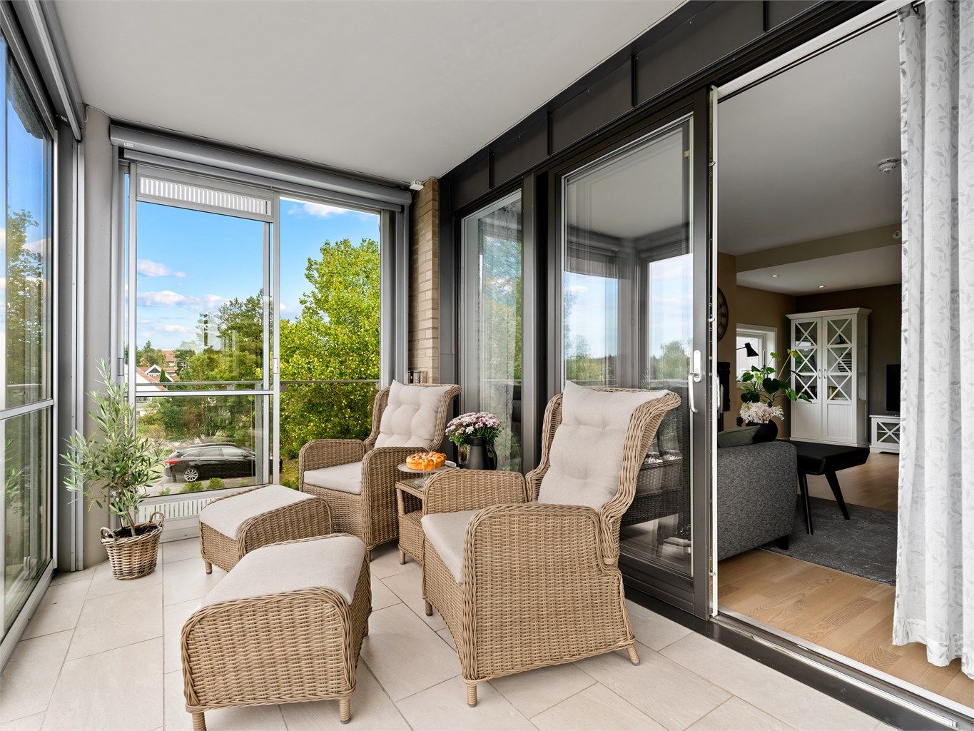 Innenfor balkongens glass er det montert solskjerming i form av elektrisk motoriserte screens. Det er også uttak for gassgrill slik at man kan koble denne rett i veggen uten behov for gassdunk. Det er også dobbelt strømuttak.