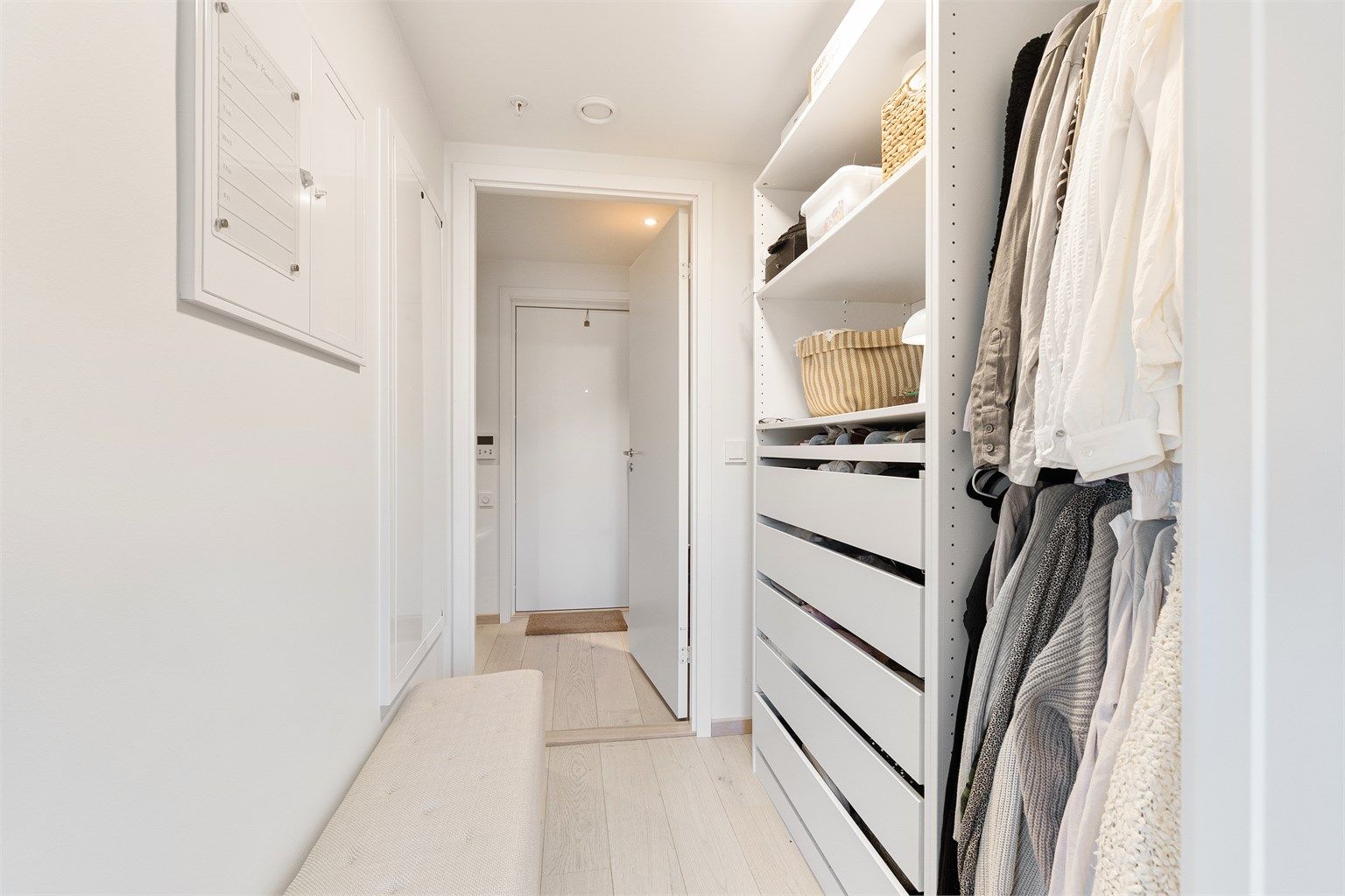 Innvendig bod innredet som walk-in-garderobe, med praktisk gjennomgang mellom soverom og entré.