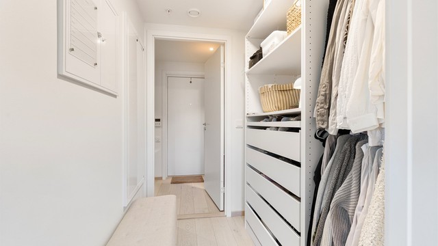 Innvendig bod innredet som walk-in-garderobe, med praktisk gjennomgang mellom soverom og entré.