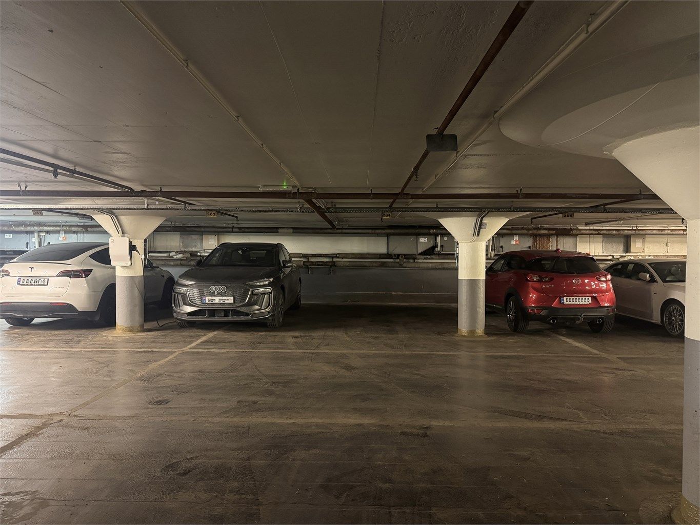 Garasjeplassen har god intern beliggenhet i lukket og temperert anlegg. Inngangsport og dører åpnes via en app (Parqio), som styres via mobiltelefon.