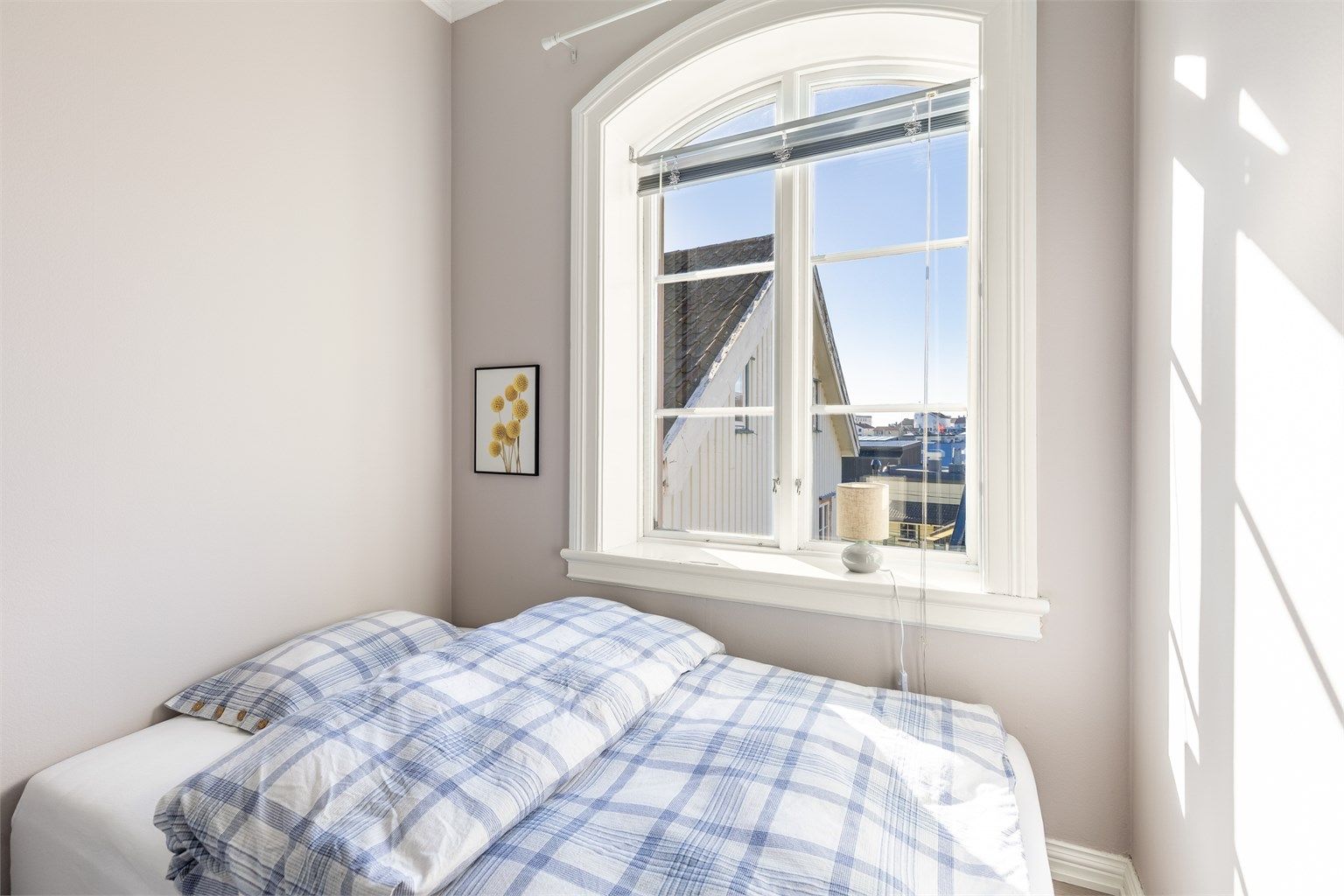 Leilighetens tredje soverom, med plass til seng og oppbevaring.