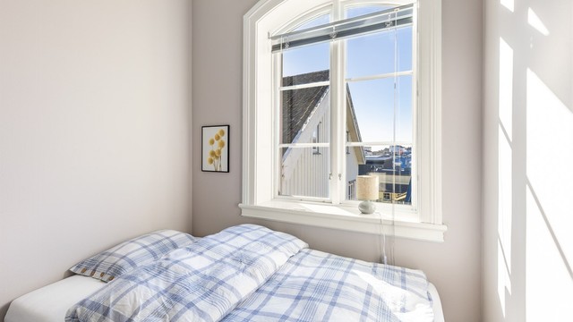 Leilighetens tredje soverom, med plass til seng og oppbevaring.