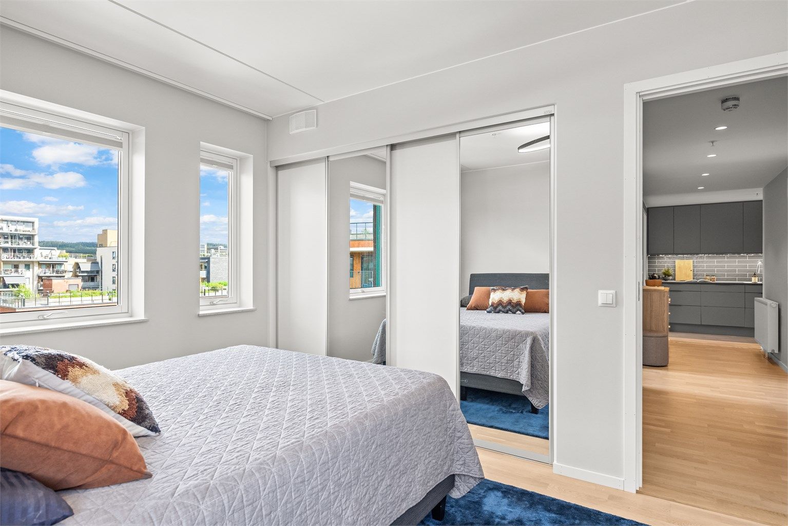 En stor skyvedørsgarderobe med speilfronter gir rikelig med oppbevaringsplass.