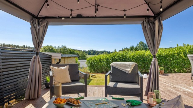 Skjermede omgivelser og gode solforhold skaper en uteplass du vil bruke gjennom hele sommerhalvåret.