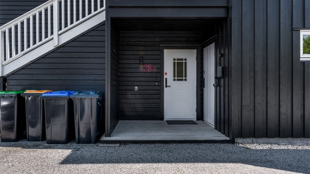 Egen inngang i første etasje med elektronisk kodelås.