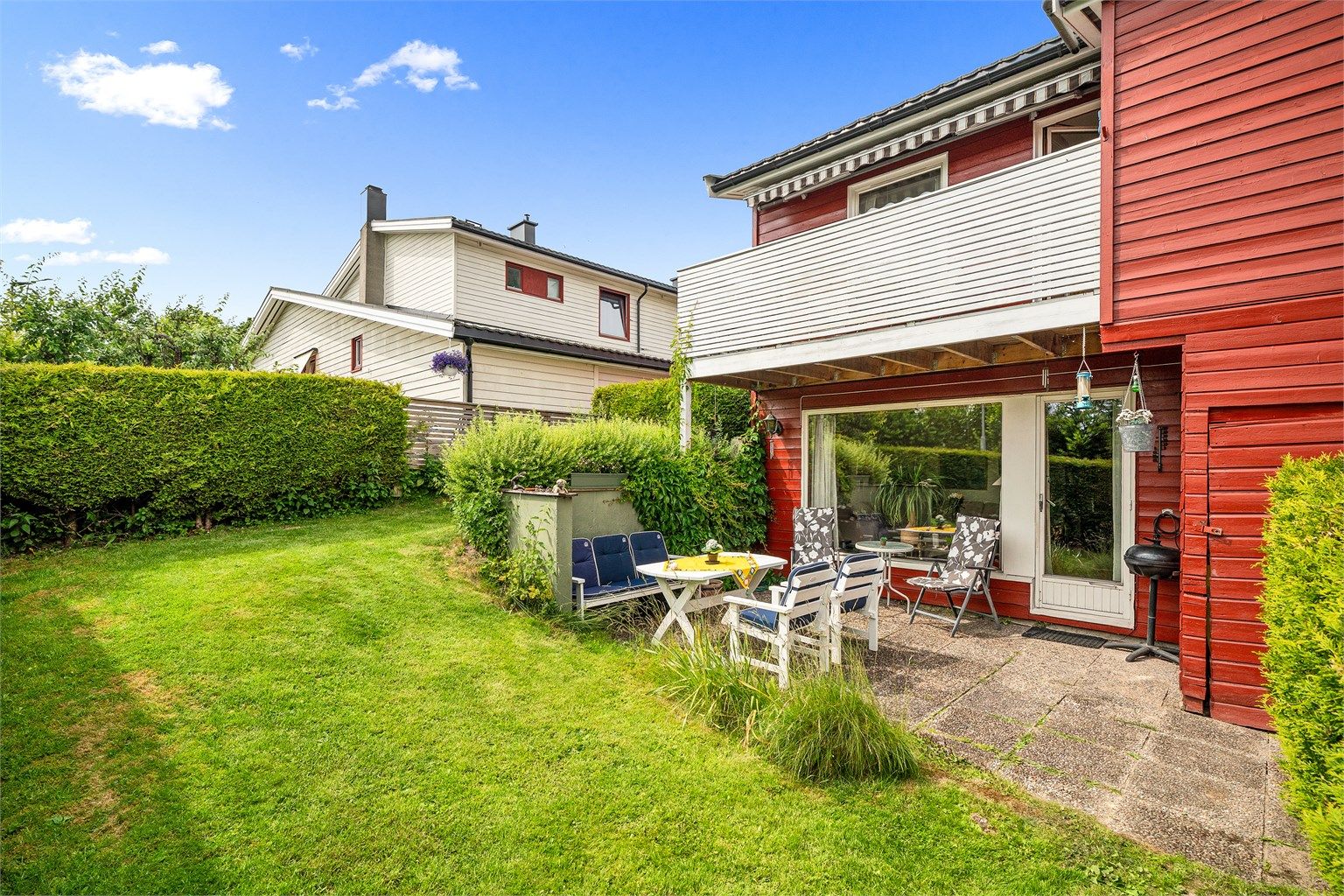 Et meget hyggelig nabolag hvor det bor barn i alle aldre. Det er flere lekeplasser, turstier, skoler, barnehager og kollektivtransport like i nærheten