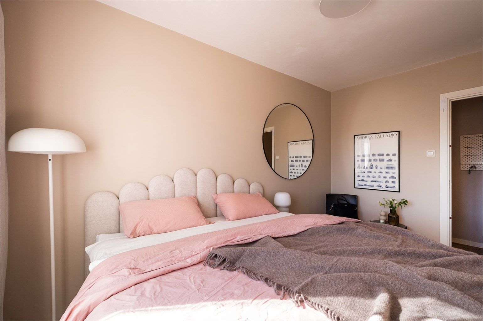 God plass til stor dobbeltseng og tilhørende møblement