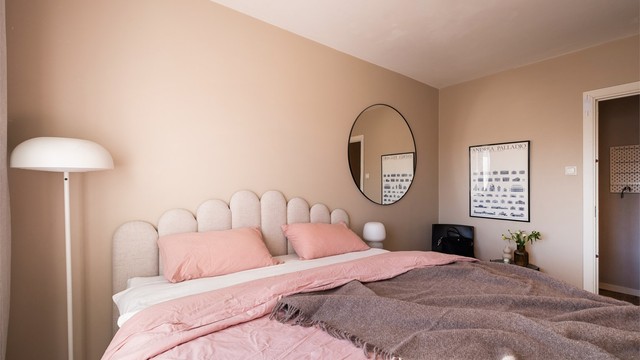 God plass til stor dobbeltseng og tilhørende møblement