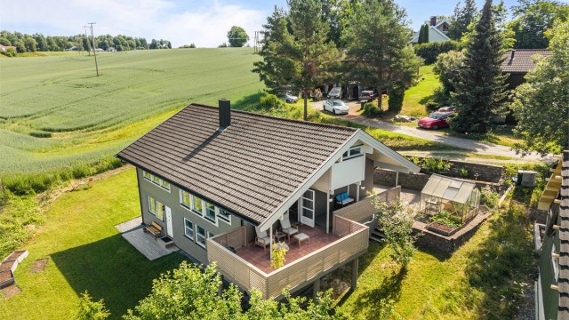 Boligen ligger i et landlig og barnevennlig boligområde på Bodding, få kilomenter fra Årnes sentrum. Foto: Anders Botnmark.