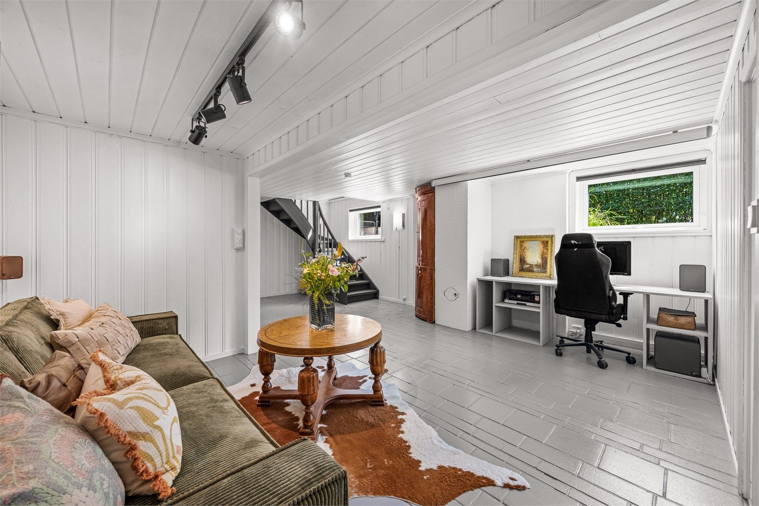 Kjellerstuen er romslig og kan enkelt innredes med både TV-krok og sittegruppe.