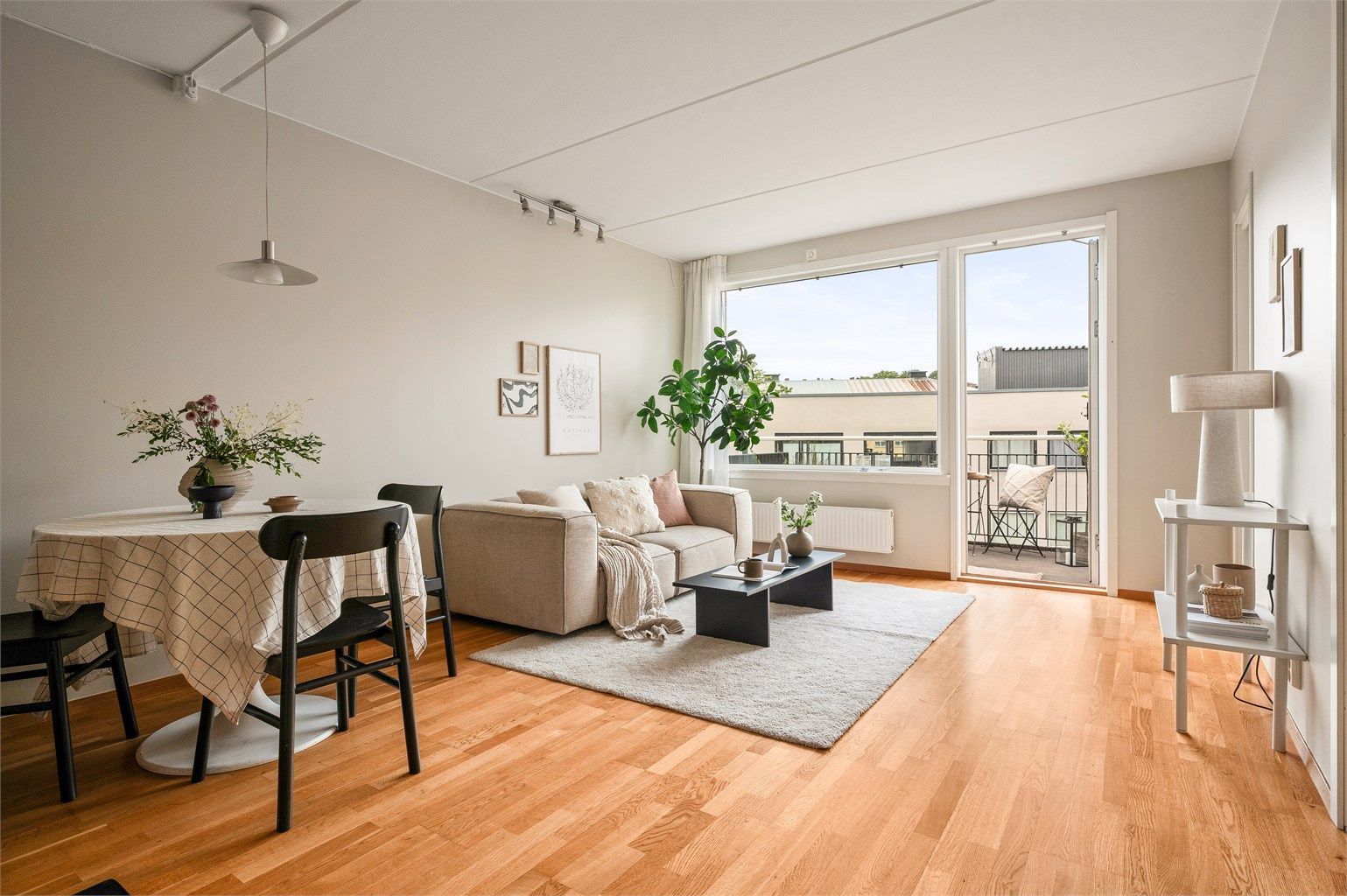 De store vindusflatene slipper inn rikelig med naturlig lys i rommet, og det er god plass til ønsket møblement.
