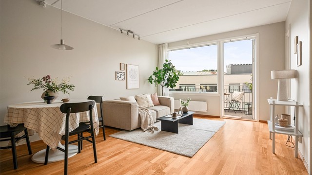 De store vindusflatene slipper inn rikelig med naturlig lys i rommet, og det er god plass til ønsket møblement.