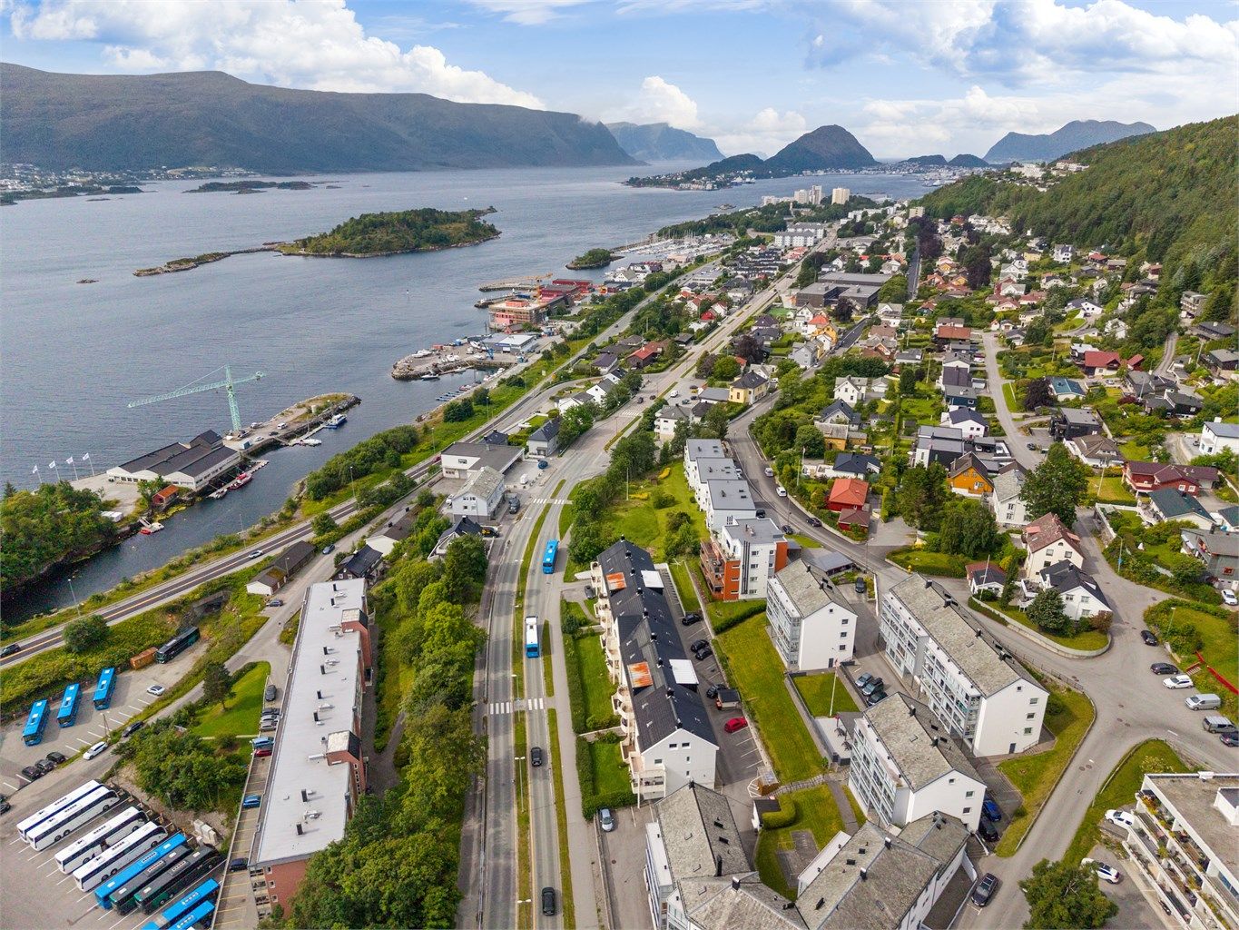 Nærmeste bussholdeplass ligger like ved, med hyppige avganger mot sentrum og Moa.