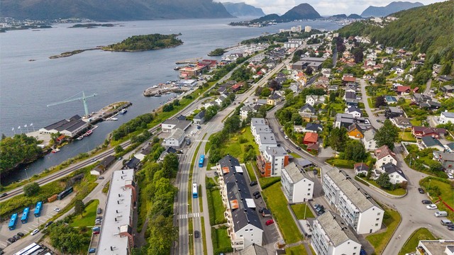 Nærmeste bussholdeplass ligger like ved, med hyppige avganger mot sentrum og Moa.