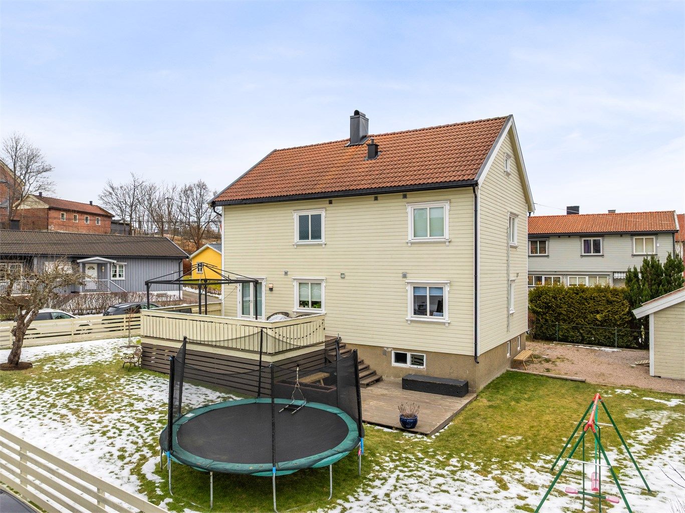 Hagen er en stor og trygg tumleplass for barna, året gjennom. Boden innerst på gårdsplassen er ypperlig for lagring av hageleker og redskaper, med mer.