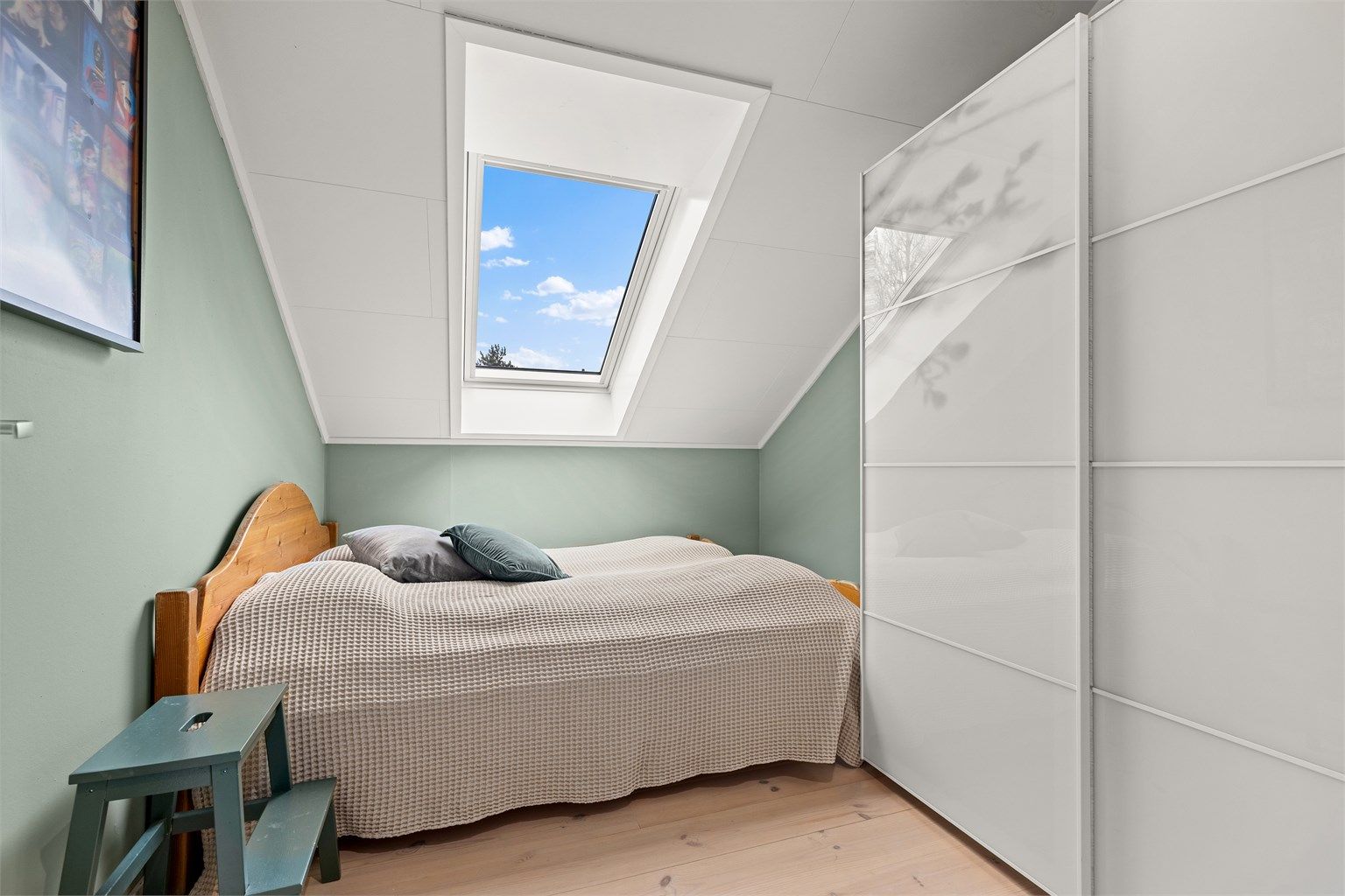 Det andre soverommet har også en god størrelse og garderobeløsning.