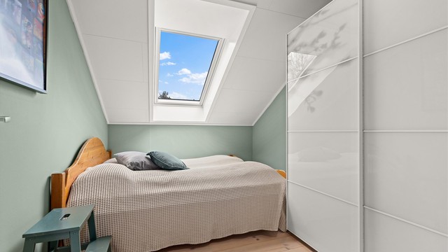 Det andre soverommet har også en god størrelse og garderobeløsning.