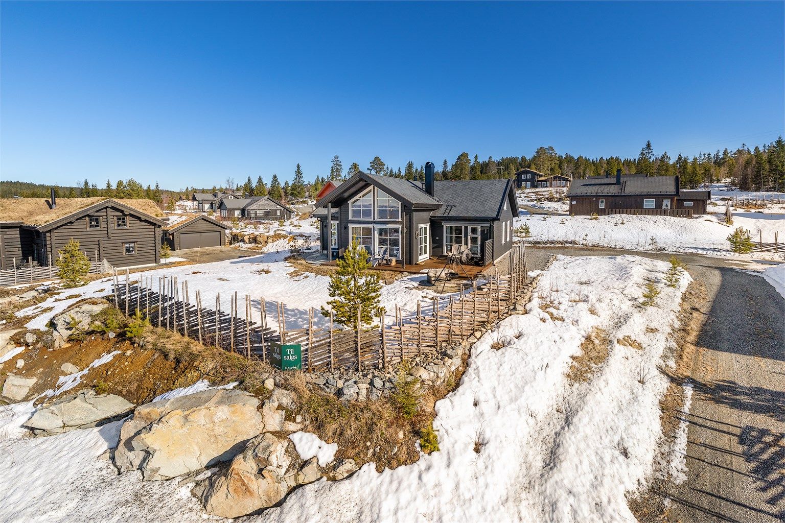 Hytta ligger høyt i terrenget og med flott utsikt.