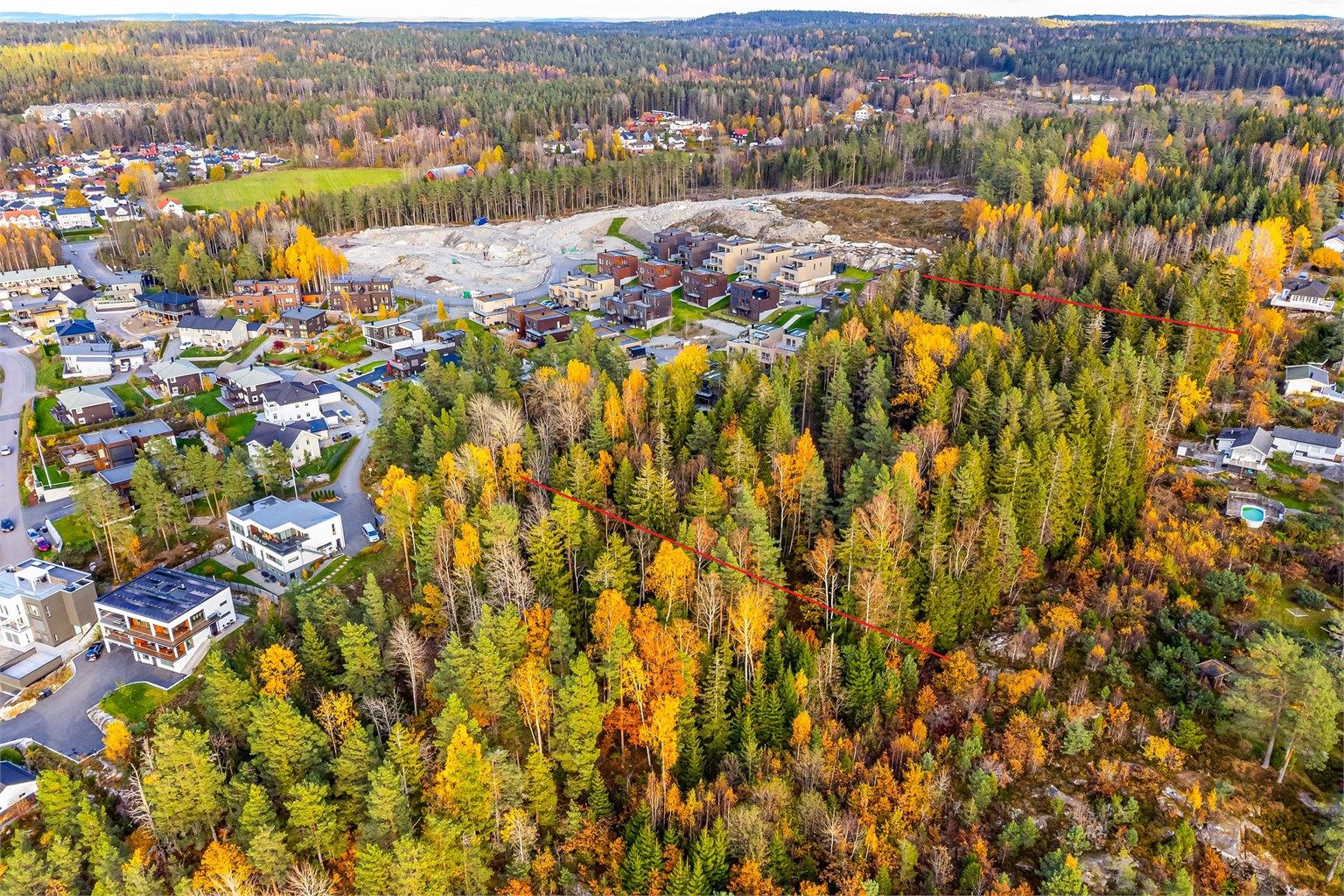 Unntatt fredning er skogarealet på tomtens øvre del, mellom angitte linjer. Angivelsen er ikke nøyaktig. Arealet kan være gjenstand for utvikling. Eiendommen er uregulert og hovedsakelig avsatt til LNF-areal.