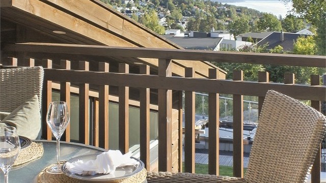 Takterrassen har god plass til spisebord og sittegruppe for utendørs måltider (privat bilde).