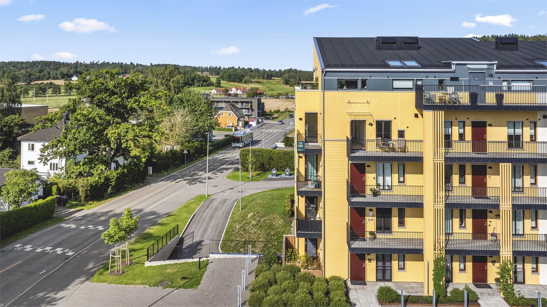 Leiligheten ligger høyt og fritt 4. etasje - dette sørger for flotte utsiktsforhold