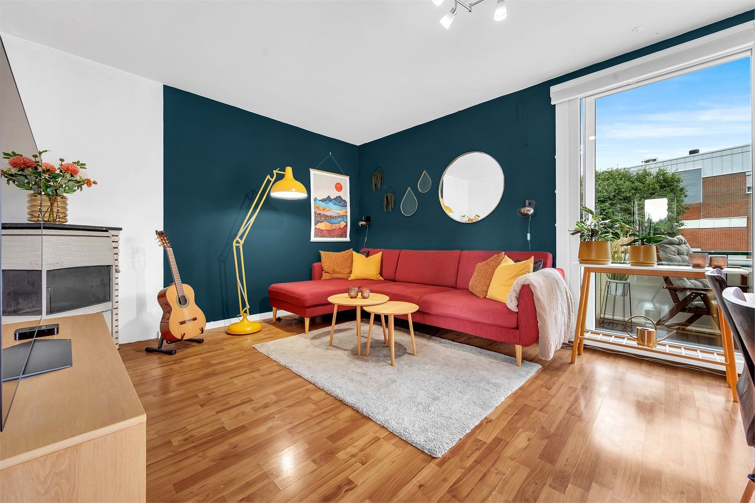 Romslig stue med rikelig naturlig lys.