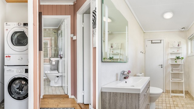Et ekstra vindu ble i 2024 flyttet til badet fra boden som i dag benyttes til vaskerom. Utbedringer anbefales av forhold knyttet til badets sluk og tettesjikt som er gitt TG 3.