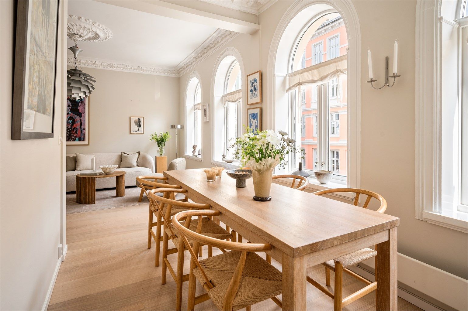 Leiligheten har en lys og gjennomgående planløsning med generøs takhøyde og svært gode lysforhold fra store vindusflater.