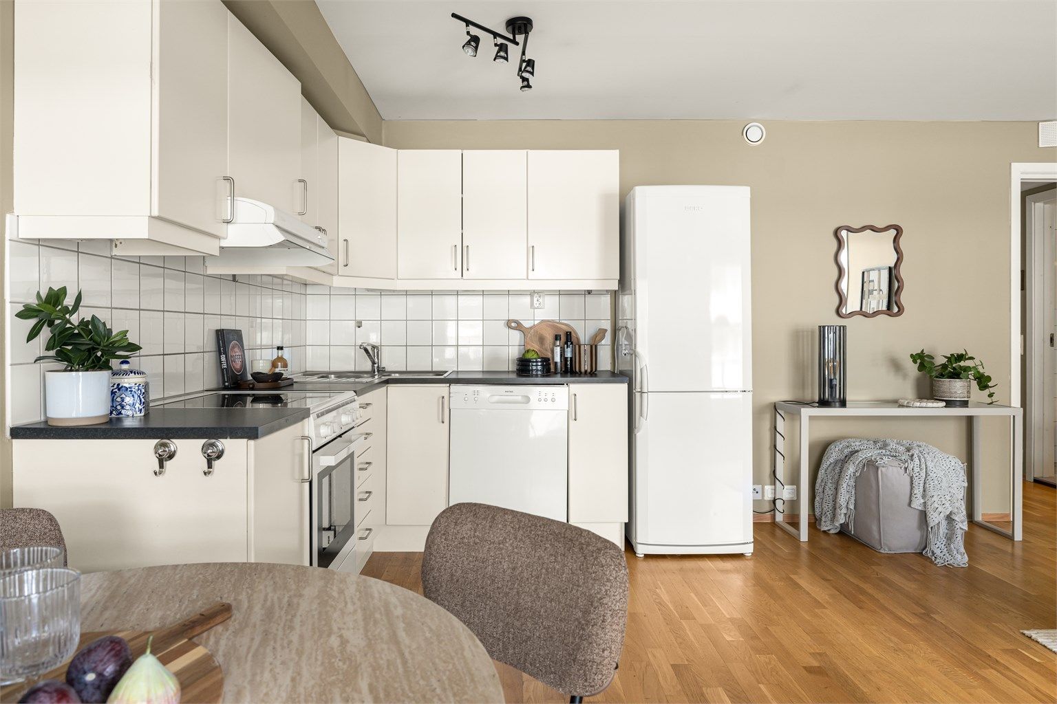 Kjøkkeninnredning med glatte fronter og laminat benkeplate.