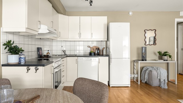 Kjøkkeninnredning med glatte fronter og laminat benkeplate.