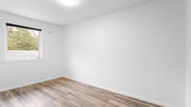 Det andre soverommet i etasjen egner seg godt som barnerom, gjesterom eller hjemmekontor.