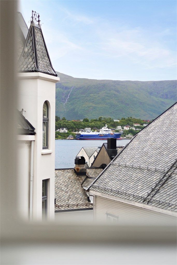 Fra stuevinduet får en trivelig sentrumsutsikt prydet av skifertak, i tillegg til glimt mot Aspevågen og Sulafjellet