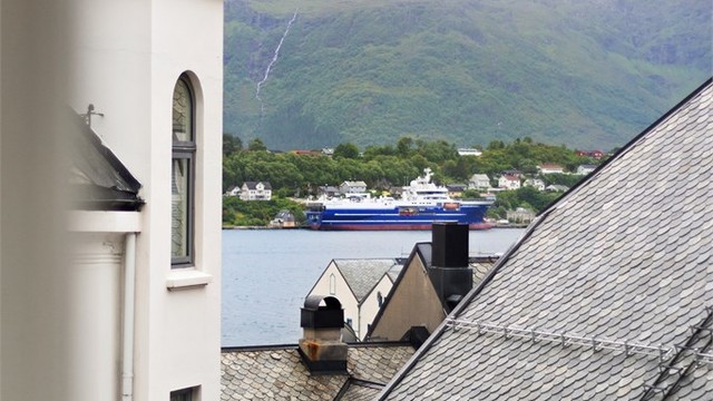 Fra stuevinduet får en trivelig sentrumsutsikt prydet av skifertak, i tillegg til glimt mot Aspevågen og Sulafjellet