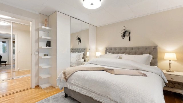 Det er garderobeskap på soverommet og direktre utgang til en stor terrasseplatting