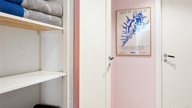 Plassbygd skap i gang som gir lagringsplass inne i leiligheten, samt disponerer leiligheten også kjellerbod på 5kvm.