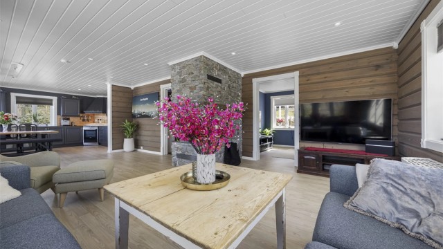 1 etasje er et luftig areal med kjøkken og stue i åpen løsning, med god plass til spisebord og sofa møblering. I tillegg har man en ekstra stue adskilt fra resten, perfekt som en tv-stue.