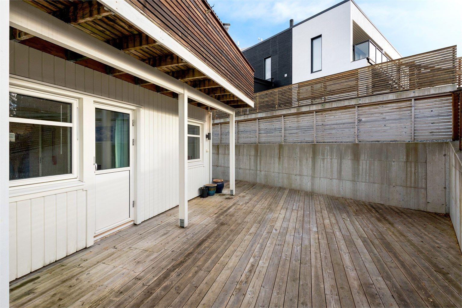 Stor, sørvendt terrasse på 36 m² med god plass til utemøbler.